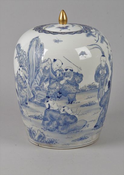 null CHINA, second half of the 20th century Blue-white porcelain covered vase, ovoid...