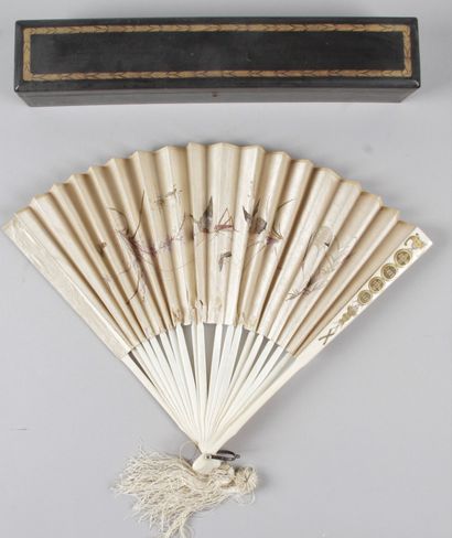 null SOUTH CHINA, LATE 19th CENTURY Folding fan in cream silk, embroidered on both...