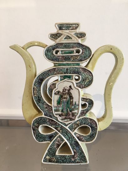 null CHINA, PROBABLY LATE 19TH CENTURY. Porcelain teapot and enamels of the green...