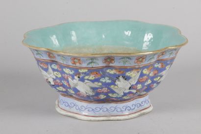 CHINA, LATE 19TH CENTURY. Bowl with poly-lobed...