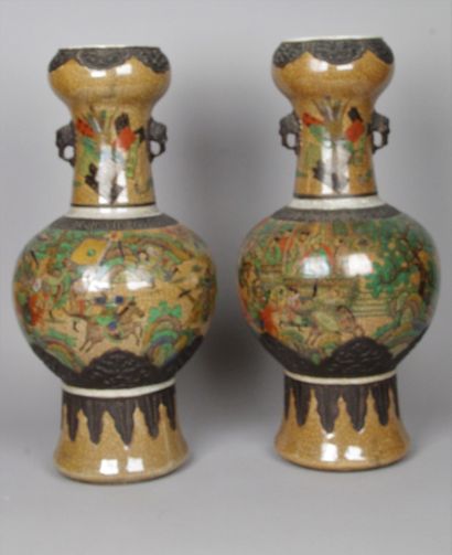 null CHINE, XIX siècle. Grande paire de vases en porcelaine craquelées à décor polychrome...