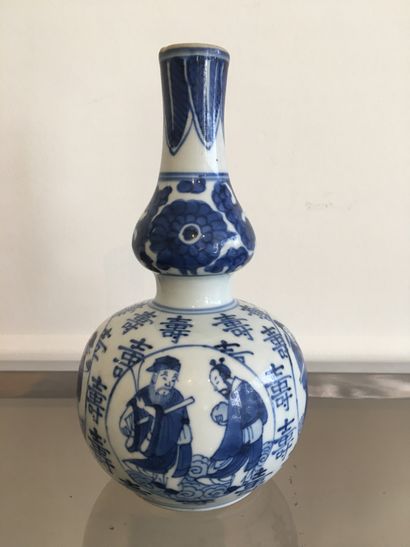 CHINEX, XIX siècle. Vase en porcelaine camaïeu...