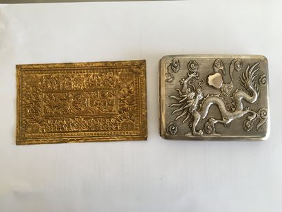 null LOT DE DEUX OBJETS : dont une plaque en métal doré repoussé à décor en médaillon...