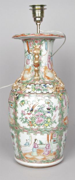null CHINA, CANTON, late 19th century Baluster vase in porcelain and enamels of the...