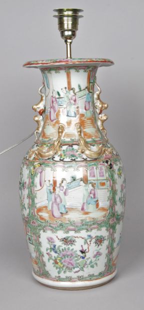CHINE, CANTON, fin XIXe siècle Vase balustre...