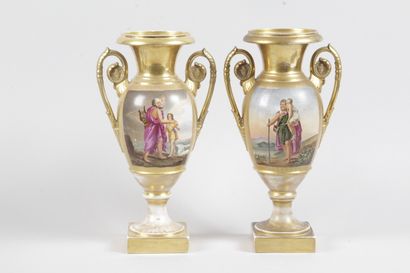 null Paris Paire de vases de forme balustre en porcelaine munis de deux anses à enroulement...