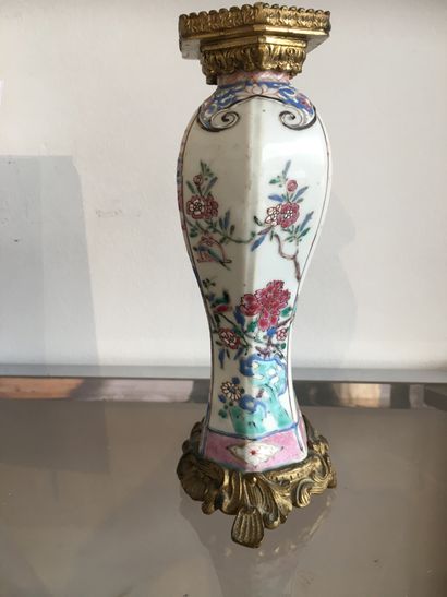 null CHINA, 18TH CENTURY. PORCELAIN VASE OF THE ROSE FAMILY WITH BALUSTER SHAPE,...