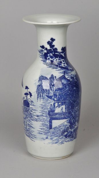null CHINE. Vase en porcelaine blanc-bleu, à décor de paysage de montagnes, rizières...