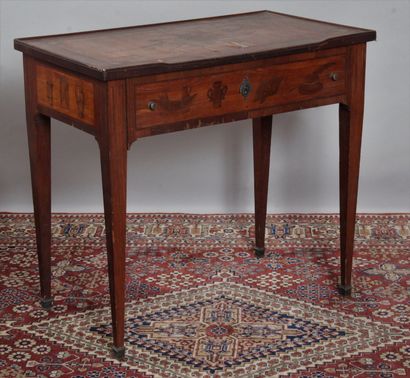 null TABLE A ECRIRE de style Louis XVI en bois de placage, le plateau à décor de...