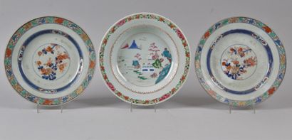 null CHINE, Compagnie des Indes, XVIIIe siècle Lot de trois assiettes en porcelaine,...