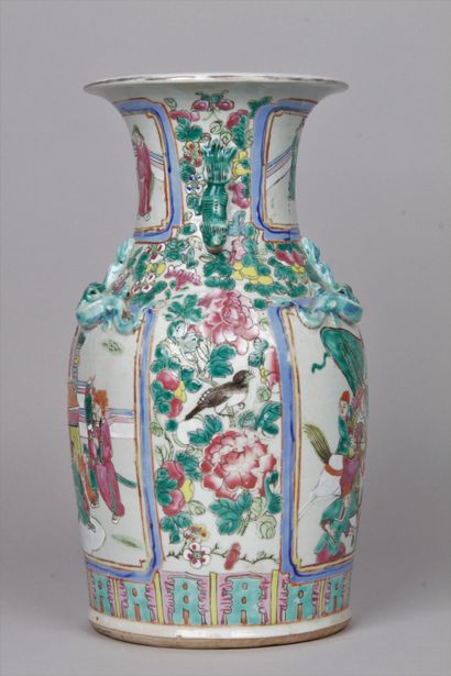 null CHINE, CANTON, VERS 1900 Vase balustre en porcelaine et émaux de style famille...
