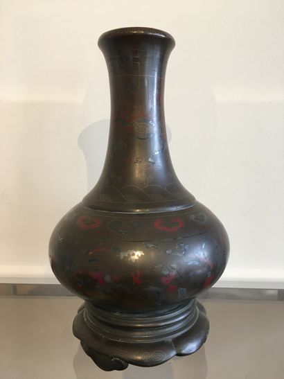 VIETNAM, VERS 1900. Vase en bronze de forme...