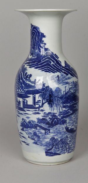 CHINE. Vase en porcelaine blanc-bleu, à décor...