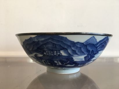 VIETNAM, XIXth CENTURY Porcelain bowl 
