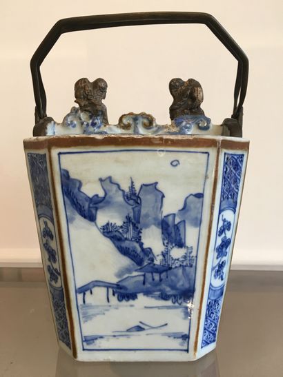 null SOUTH VIETNAM CHINA, NINETEENTH CENTURY. Blue-white porcelain water jug with...
