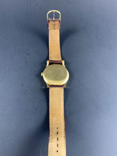 null LONGINES Circa 1960. 18k yellow gold wristwatch, round case signed. Gilt dial,...