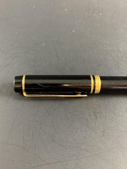 null WATERMAN "LE MAN" black and gold bakelite fountain pen with 18K yellow gold...
