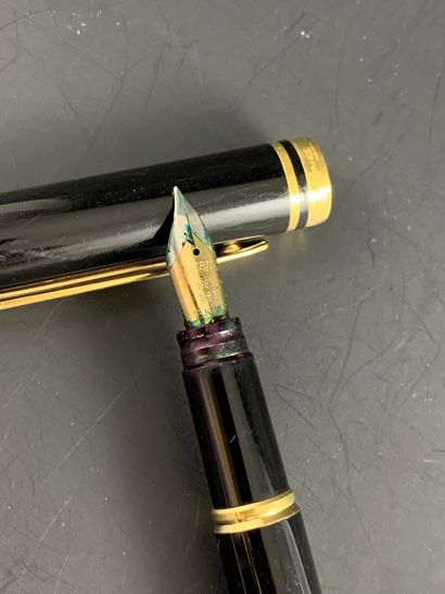 null WATERMAN "LE MAN" black and gold bakelite fountain pen with 18K yellow gold...