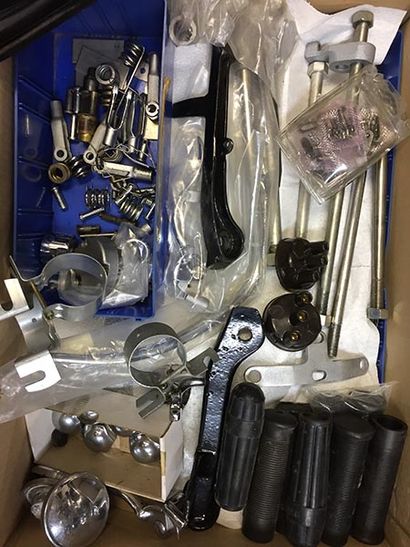 INDIAN LOT DE PIÈCES Large lot of Indian parts, partly from CAV, including new remanufactured...