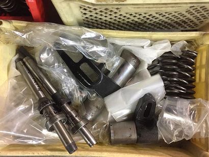 INDIAN LOT DE PIÈCES Large lot of Indian parts, partly from CAV, including new remanufactured...