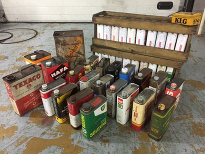 LOT DE BIDONS METALLIQUES Batch of metal cans for oil and others, with the marks...