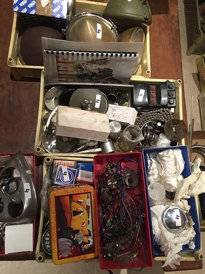 INDIAN LOT DE PIÈCES Large lot of Indian parts, partly from CAV, including new remanufactured...