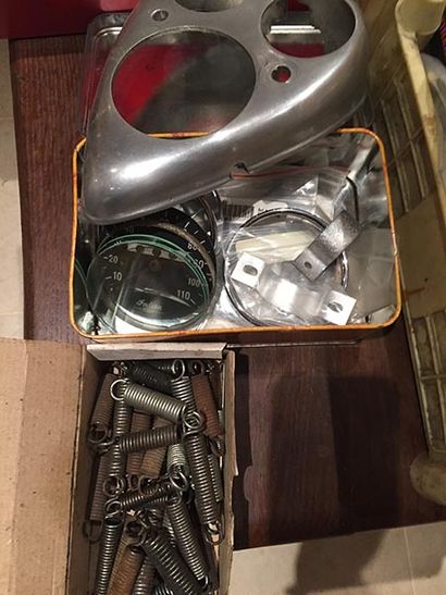 INDIAN LOT DE PIÈCES Large lot of Indian parts, partly from CAV, including new remanufactured...