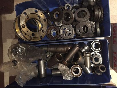 INDIAN LOT DE PIÈCES Large lot of Indian parts, partly from CAV, including new remanufactured...