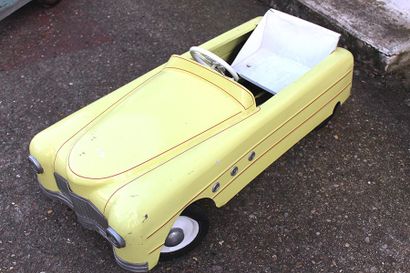 VOITURE A PEDALES FERNAND ALEXANDRE Yellow and white pedal car with red upholstery...