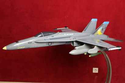 MAQUETTE MC DONNELL DOUGLAS F-18 HORNET Grande maquette en résine et bois d'un avion...