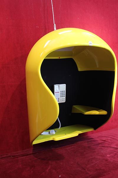 CABINE TELEPHONIQUE EN FORME DE CASQUE Telephone booth with lighting, in yellow moulded...