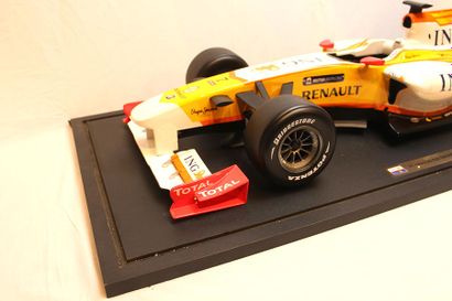 MAQUETTE ING-RENAULT F1 WORLD CHAMPIONSHIP 2009 Large model distributed by ING- Renault...