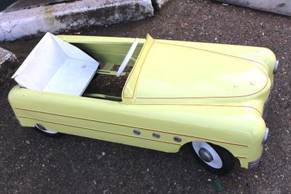 VOITURE A PEDALES FERNAND ALEXANDRE Yellow and white pedal car with red upholstery...