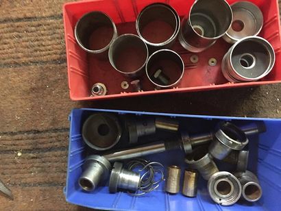 INDIAN LOT DE PIÈCES Large lot of Indian parts, partly from CAV, including new remanufactured...