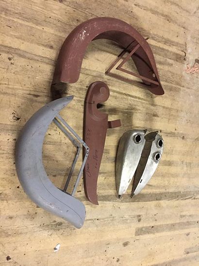 INDIAN LOT DE PIÈCES Large lot of Indian parts, partly from CAV, including new remanufactured...