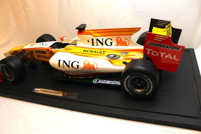 MAQUETTE ING-RENAULT F1 WORLD CHAMPIONSHIP 2009 Grande maquette distribué par ING-...