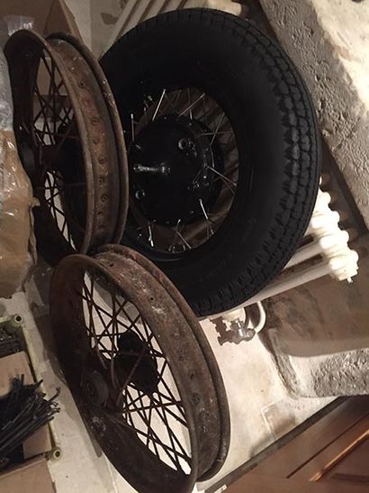 INDIAN LOT DE ROUES Lot of rims and tires for Indian and miscellaneous, new and used...