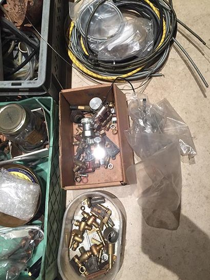 INDIAN LOT DE PIÈCES Large lot of Indian parts, partly from CAV, including new remanufactured...