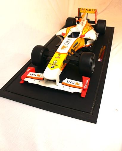 MAQUETTE ING-RENAULT F1 WORLD CHAMPIONSHIP 2009 Large model distributed by ING- Renault...