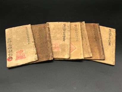 null Suite de 7 cahiers japonais portant sur la médecine. 

Fin du XIXe siècle.
