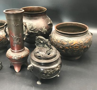 null Ensemble de vases en bronze

Chine, XXe siècle

(deux caches-pot, un vase soliflore,...