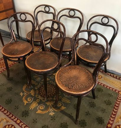 null THONET

Suite de six chaises en bois courbé, assise à décor d'une coquille....