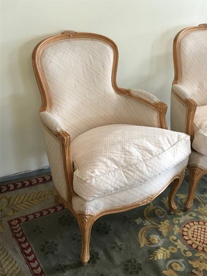 null Paire de BERGERES

de style Louis XV en bois cérusé

On y joint un fauteuil...