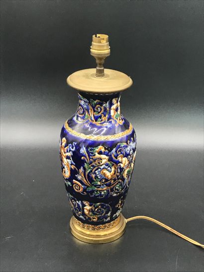 null GIEN 

Pied de lampe en faience émaillée de Gien à décor Renaissance sur fond...