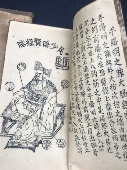 null Suite de 7 cahiers japonais portant sur la médecine. 

Fin du XIXe siècle.
