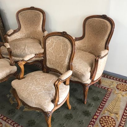 null Set of two Louis XV style shepherd's chairs and two armchairs

in carved wood...