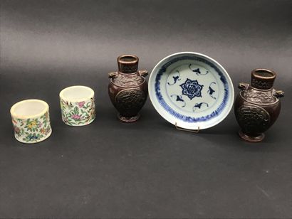 null CHINE

Lot comprenant deux vases en bronze (manque un fond), deux petits pots...
