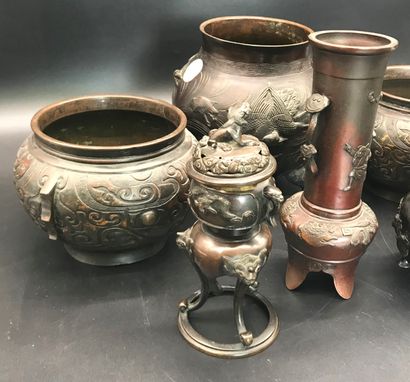 null Ensemble de vases en bronze

Chine, XXe siècle

(deux caches-pot, un vase soliflore,...