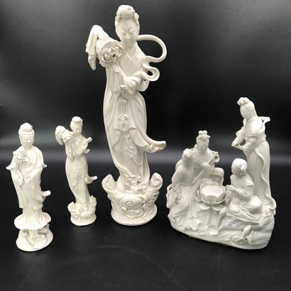 null Quatre statuettes en porcelaine blanche de Chine

Femmes au panier fleuri et...