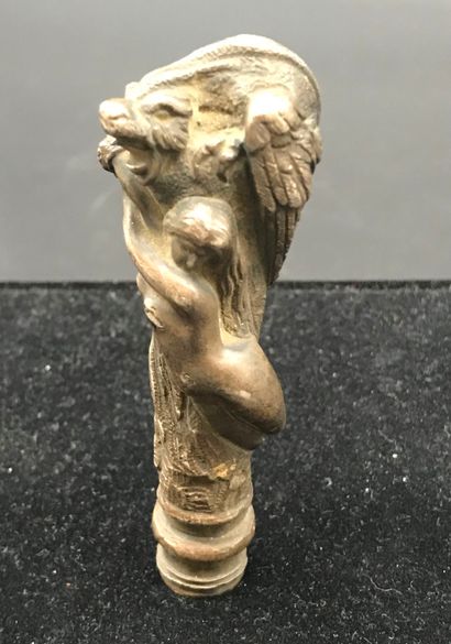 null POMMEAU de canne casse-tête 

en bronze à décor d'une jeune femme nue enlevée...